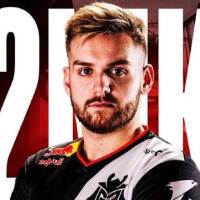 徐哥的野蛮人王喝血秀三杀，Aiming Kaisa骑脸输出。 Dplus KIA 的完美操作拉回一城。