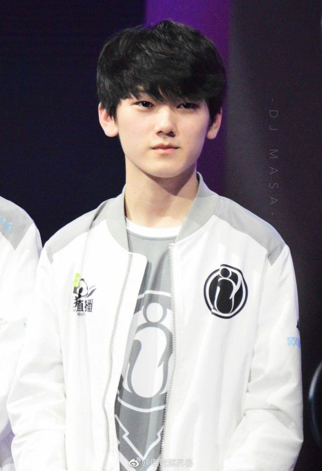 NAVI 击败 Aurora，晋级 2025 年 Thunderpick 世界冠军赛季后赛